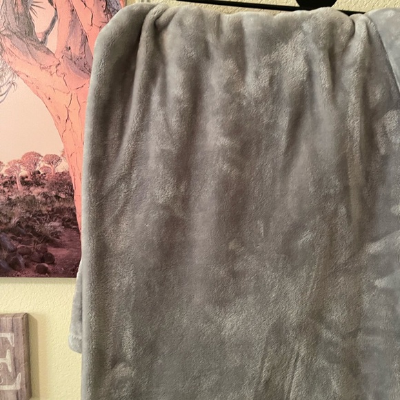 Better Homes And Gardens Soft Gray throw blanket pre-owned - Picture 3 of 15